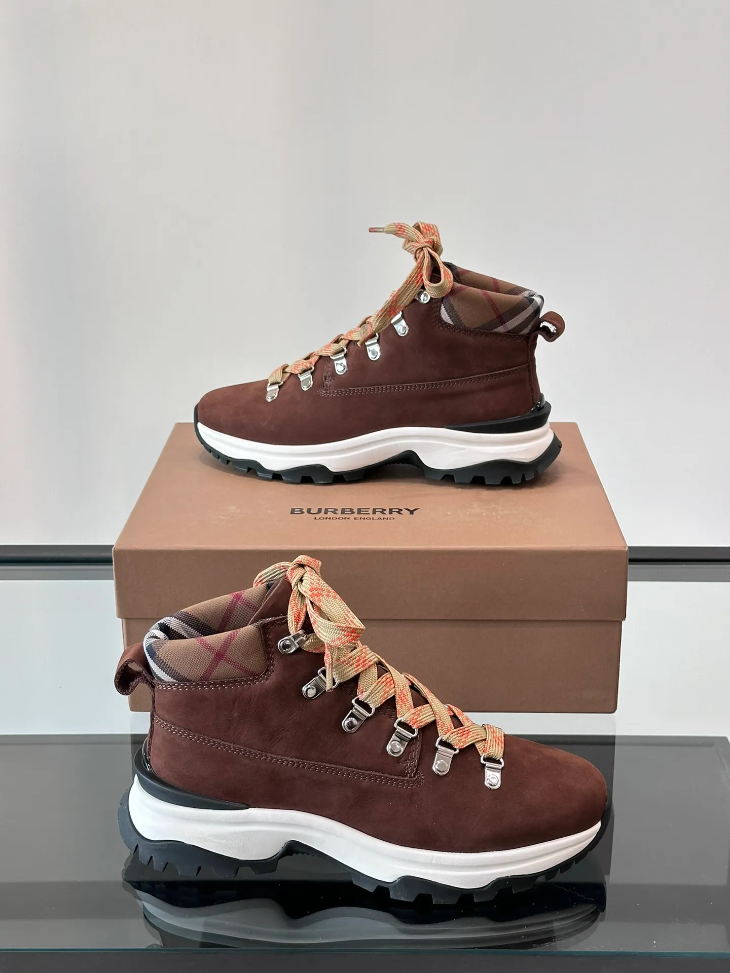 Men's shoes 💰800 ◾️▫️Burberry 2024🆕Ss men's classic high-top thick-soled sneakers, made of first-grain cowhide and decorated with the new brand logo. First-layer cowhide foot pads, the heel is decorated with Burberry lettering embossed logo, and the original TPU outsole! Size: 39-44 (customized at 38.45)